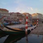 Aveiro seguro que también te suena: es la Venecia de Portugal por sus canales y la ciudad universitaria de la zona. Si vas, no te olvides de visitar el barrio Beira Mar, lugar que todavía guarda el encanto clásico de la ciudad.