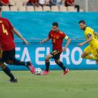 Jordi Alba llevando el balón ante la presión de Marcus Berg