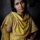 Mariyam, 30 años, trabajaba en sexto piso del Rana Plaza. Hubo que amputarle el brazo derecho para liberarla de los escombros cuando fue rescatada casi 72 horas después de que el edificio se viniera abajo.