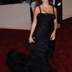 Otra foto de Penélope Cruz, en la gala MET 2011, con Oscar de la Renta de fondo.