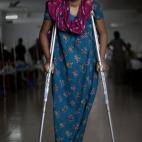 Sonia, de 18 años, trabaja en la sexta planta del Rana Plaza. LE tuvieron que amputar la pierna derecha para liberarla de los escombros cuando fue rescatada, casi 48 horas después del derrumbe del edificio.