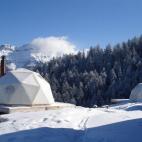 WHITEPOD Les Giettes, Suiza Estas quince cúpulas geodésicas en Los Alpes incluyen chimenea de leña, sábanas de algodón orgánico, baños privados y decoración minimalista.