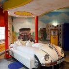 V8 HOTEL Stuttgart, Alemania La habitación Tankstelle, una de las más populares del hotel de temática automovilística, se inspiró en las "tankstelle": gasolineras clásicas. Los huéspedes duermen bajo un dosel con manchas que simulan la ...