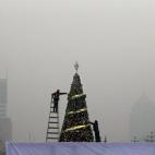 Aunque muchas otras ciudades en China y otros lugares del mundo suelen experimentar niveles de polución aérea aún mayores que los de Beijing, la última crisis en la capital china ha provocado su primera alerta roja, enmarcada en un sistema d...