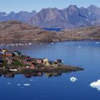 Groenlandia, con más de 2,5 millones de kilómetros cuadrados, es la isla más grande del mundo. El 84% de ellos está cubierto de hielo, pero también hay lugar para la vida: 56.282 personas habitan la isla, cuyo terreno es rocoso cuando no he...