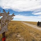 El viajero y motero Charly Sinewan nos cuenta de primera mano la increíble experiencia que supone viajar en moto por este rincón: “La Isla de Kubu es un lugar mágico en mitad del Parque Nacional Makgadikgadi Pans, uno de los salares más gr...