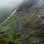 La Trollsrigen es la carretera que une Andalsnes con Valldal. Tiene 11 curvas de 180º que, si las sorteas con cuidado, tienen premio: las vistas del valle desde un mirador y la cascada Stigfossen, de 320 metros de caída de agua. Ver más fotos...