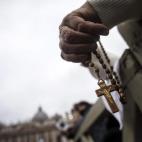 Una persona sostiene un rosario