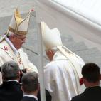 El papa emérito Benedicto XVI saluda a Francisco