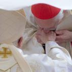 Un cardenal besa la mano a Benedicto XVI