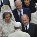 Los reyes, junto al papa tras la ceremonia.
