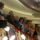 La reina Sofía saluda desde el palco de honor del teatro Campoamor de Oviedo.