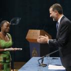 El rey Felipe VI tras hacer entrega del Premio Príncipe de Asturias a la Concordia 2014 a la periodista congoleña Caddy Adzuba.