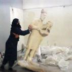Sí hay imágenes de cómo el Estado Islámico destrozó múltiples estatuas en un museo de Mosul. Puedes verlas a continuación.