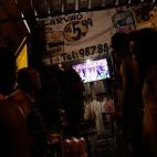 Residentes de la favela de Mangueira ven la ceremonia de apertura en la tele.