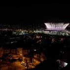 El estadio olímpico de Maracaná durante la ceremonia de inauguración de los Juegos, visto desde la favela de Mangueira.