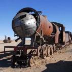 “Uyuni en su tiempo era un intercambiador de trenes importante por su ubicación en la frontera con Chile y vecindad con las minas de Potosí. Pero con las crisis mineras y tensiones políticas con Chile, a la que Bolivia reclama un pedazo de ...