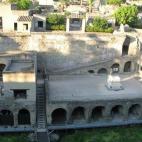 No es tan famosa como Pompeya pero Herculano es también una ciudad impresionante que fue enterrada por las cenizas del Vesubio en el año 79. “ […] a lo largo de los siglos la ciudad nueva ha ido creciendo sobre las ruinas de la que sepult...