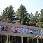 La pista de bobsleigh y otras instalaciones olímpicas fueron abandonadas y reducidas a escombros tras el conflicto de Yugoslavia de los años noventa.