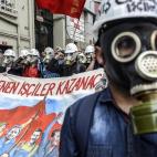 Estambul ha vivido una batalla campal este uno de mayo, con enfrentamientos entre policías y manifestantes que se han saldado con más de un centenar de heridos. En la imagen, una multitud de trabajadores portan una pancarta.