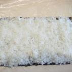 Hecha la tortilla, toca preparar el arroz para sushi. A continuación lo estiramos sobre las hojas de alga nori. La capa tiene que ser muy fina.