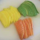 Dejamos a un lado el sushi enrollado y procedemos al cortado del resto de ingredientes. Empezamos con el salmón (aquí puedes ver cómo hacerlo), después el aguacate y por último, el mango. Todos tiras deben ser de la misma anchura y tener el...
