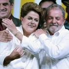 Rousseff se abraza con su antecesor, Lula da Silva.
