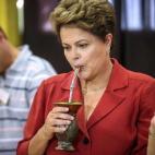 Rousseff toma mate tras votar en Porto Alegre por la mañana.