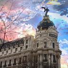 La arquitectura de Madrid es todo un repaso a la historia. Sus edificios, de distintos estilos y repartidos por toda la ciudad, hacen que el viajero levante continuamente la cabeza y no pueda dejar de mirar arriba, algo que a alguno le habrá c...