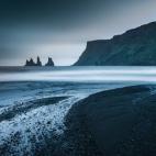 Estamos en Islandia, donde los paisajes son una maravilla mires en la dirección que mires. Y, en este caso, miramos hacia el sur, donde está Vík í Myrdal con su playa de arena negra. Ver esas arenas con el contraste de las montañas verdes e...