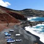 Lanzarote siempre se relaciona con playas de arena negra, y El Golfo es una de ellas. Para quienes la han visitado, resulta impactante la mezcla de colores del lugar: el azul intenso del mar, el rojo de la roca, el verde de la vegetación y el n...