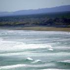 La playa de Muriwai también está en un lugar paradisíaco: Nueva Zelanda. La tonalidad oscura de sus arenas se debe a la gran cantidad de acero que tiene la zona, que le da este aspecto oscuro. Por si fuera poco, resulta una playa ideal para h...
