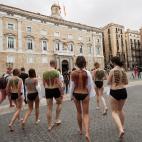 Animalistas se desnudan en Barcelona para pedir fuegos artificiales sin sonido