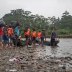 El &uacute;nico m&eacute;todo de trasladar a los migrantes a las ERM en temporada de lluvias desde Bajo Chiquito es mediante piragua, con una capacidad aproximada de 13-15 personas por embarcaci&oacute;n. Como las piraguas salen juntas, el proce...