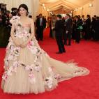 La diseñadora, con un vestido floral de Dolce & Gabbana, en la gala del MET 2014 dedicada al diseñador Charles James.