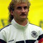 Selección: Alemania (1990) Nivel de bigote: Densidad: Equilibrio: Estilo: Conjunto de la obra: El bigote de Rudi Völler está lejos de igualar la densidad y hermosura de otros integrant...