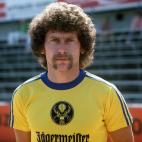 Selección: Alemanha (1982) Nivel de bigote: Densidad: Equilibrio: Estilo: Conjunto de la obra: Si entras en el campo con el bigote como el de Paul Breitner ya te garantizas dos ...