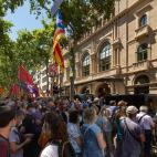Centenares de independentistas protestan contra los indultos del Gobierno en el Liceo