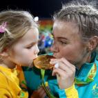 Nicole Beck besa su oro junto a su hija, Sophie, en Río de Janeiro.