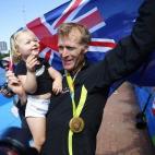Mahe Drysdale sostiene a su hija, Bronte Drysdale, tras ganar el oro el 13 de agosto.
