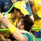 Hubner besa a su hija Clara durante un partido contra Polonia el 7 de agosto en Río de Janeiro.