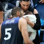 Nicolas Batum saluda a Aurélie y su bebé de siete meses, Ayden Richard Batum, tras el partido contra Serbia del 10 de agosto.