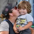 Kimberly Rhode besa a su hijo Carter tras ganar la medalla de bronce en Río el 12 de agosto.