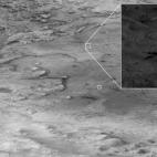 Descenso del Perseverance, aún con el paracaídas, hacia la superficie de Marte
