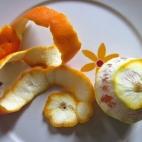Elaboración: Basta con pelar la naranja sin que se rompa la piel y enrollar ésta formando flores. Consulta el proceso completo en El laboratorio de Clementina