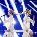 Las hermanas Tolmachevy, representantes de Rusia, cantan su tema 'Shine' en una gala previa al festival de Eurovisión 2014, que se celebrará en Copenhague (Dinamarca) el sábado 10 de mayo de 2014.