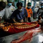 Los médicos tapan el cuerpo de uno de los fallecidos en Yangon.