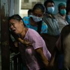 La madre de uno de los manifestantes muertos llora en un hospital de Yangon.