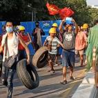 Manifestantes contra el golpe en Birmania.