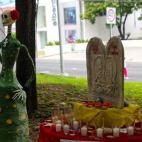 El Día de los muertos en México es una de las festividades más importantes del país. Según la tradición, los vivos deben colocar un altar en sus casas para recibir a sus familiares fallecidos. Una fiesta que hay que vivir en directo para e...